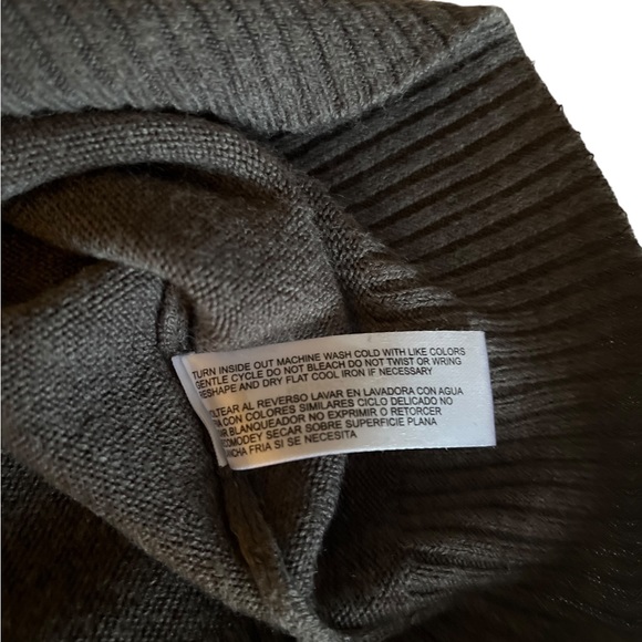 Carolyn Taylor, Grey Embellished Long Sleeve Sweater With Matching Scarf 🧣 - Picture 7 of 7